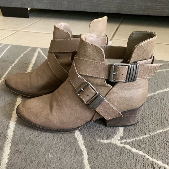 Breckelles Shoes - Breckelles Tan Buckle Ankle Bootie